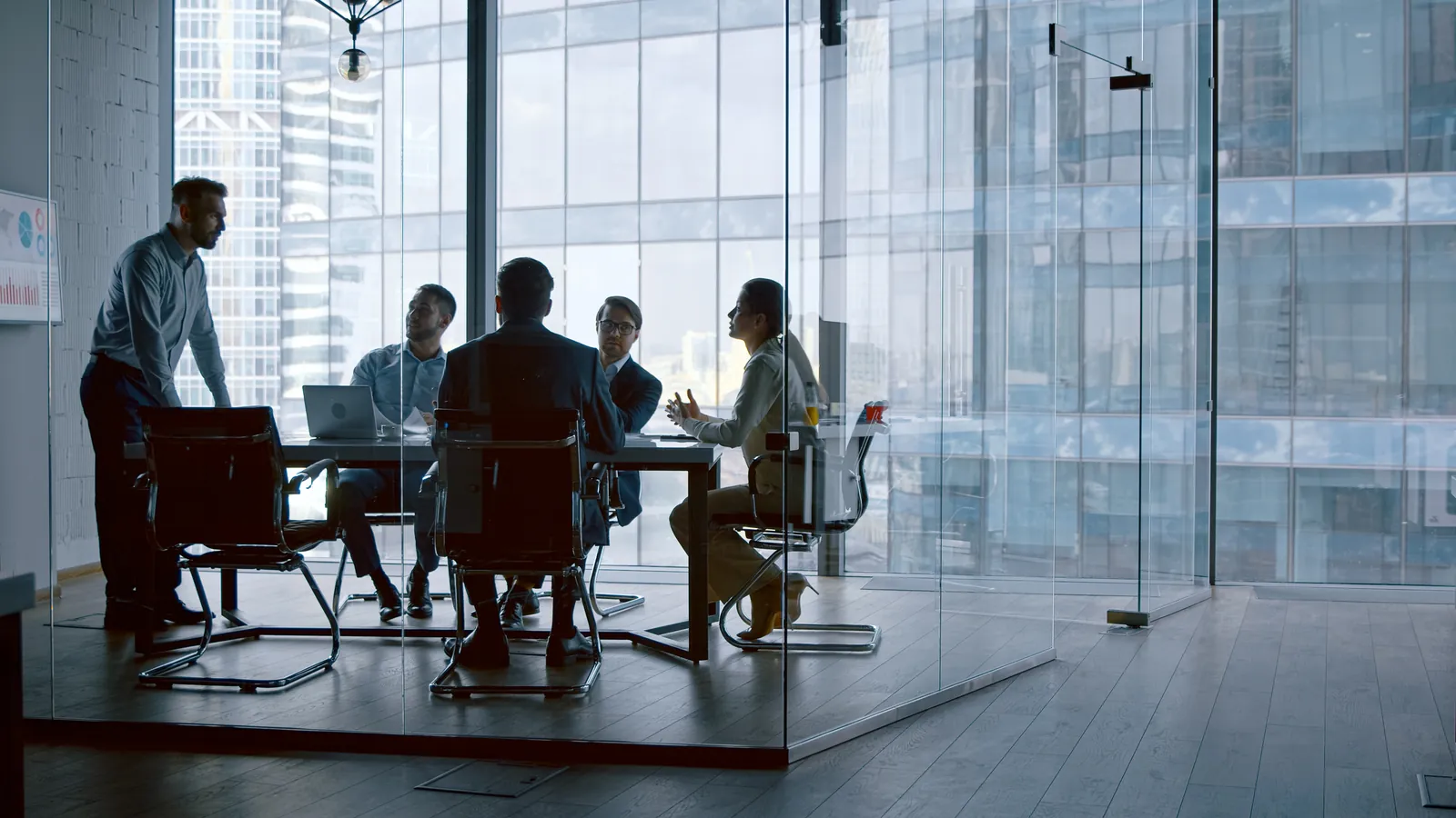 Reunião de trabalho em uma sala de vidro