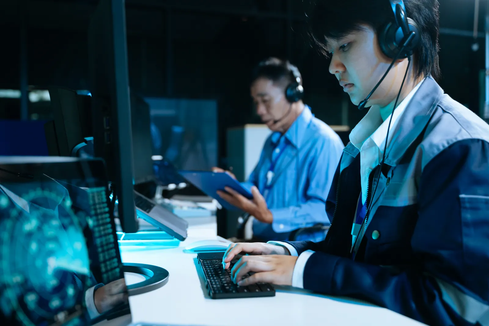 Profissionais trabalhando no computador