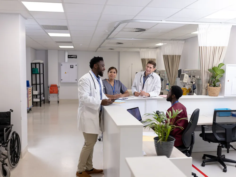 Médicos e equipe conversando na recepção da clínica