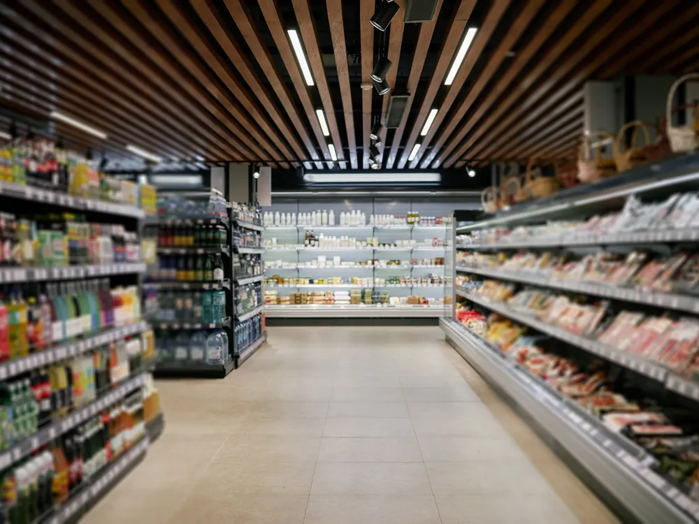 Corredor de mercado com prateleiras de produtos