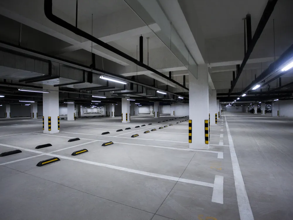 Garagem de estacionamento com vagas livres