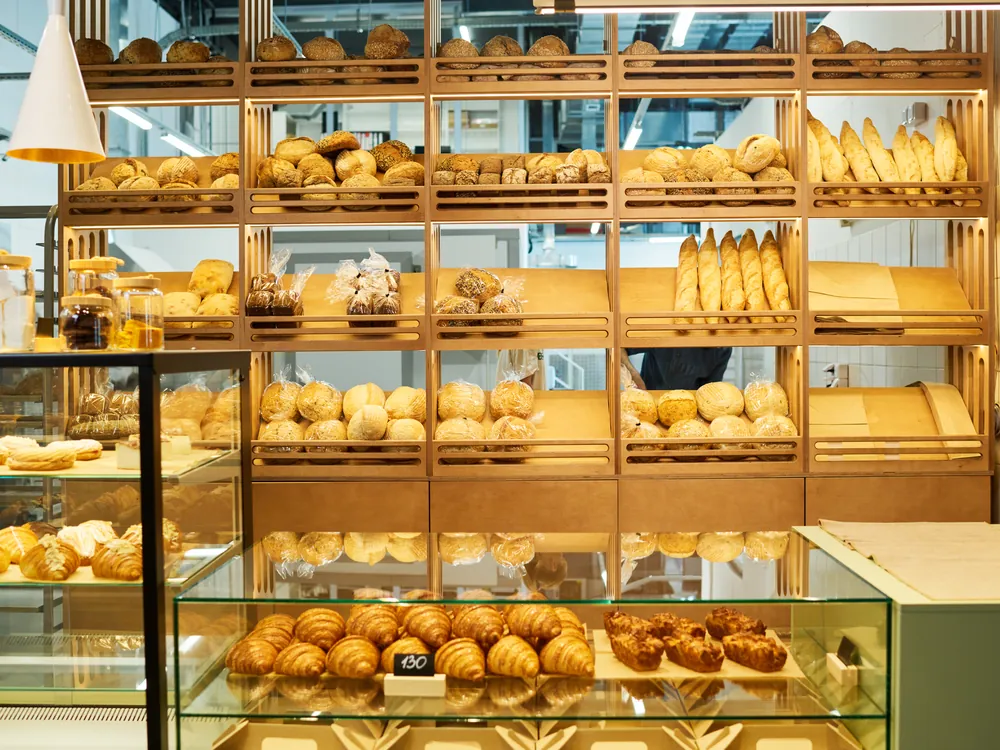 Vitrine de padaria com pães, croissants e doces