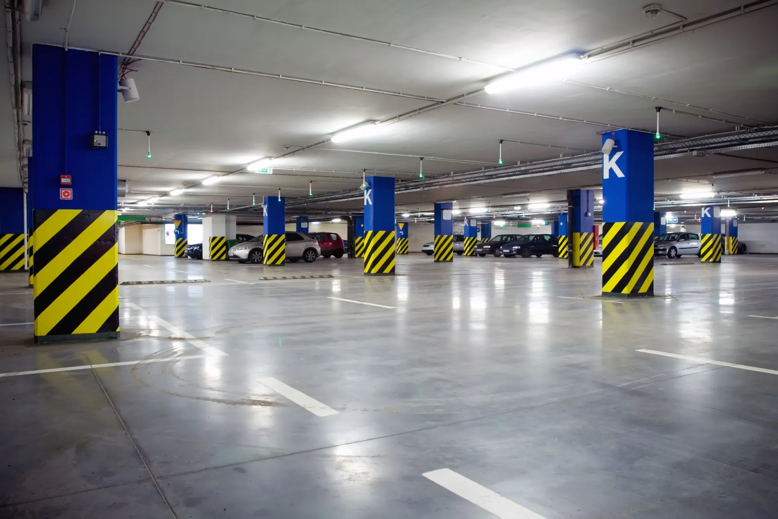 Estacionamento coberto com vagas demarcadas