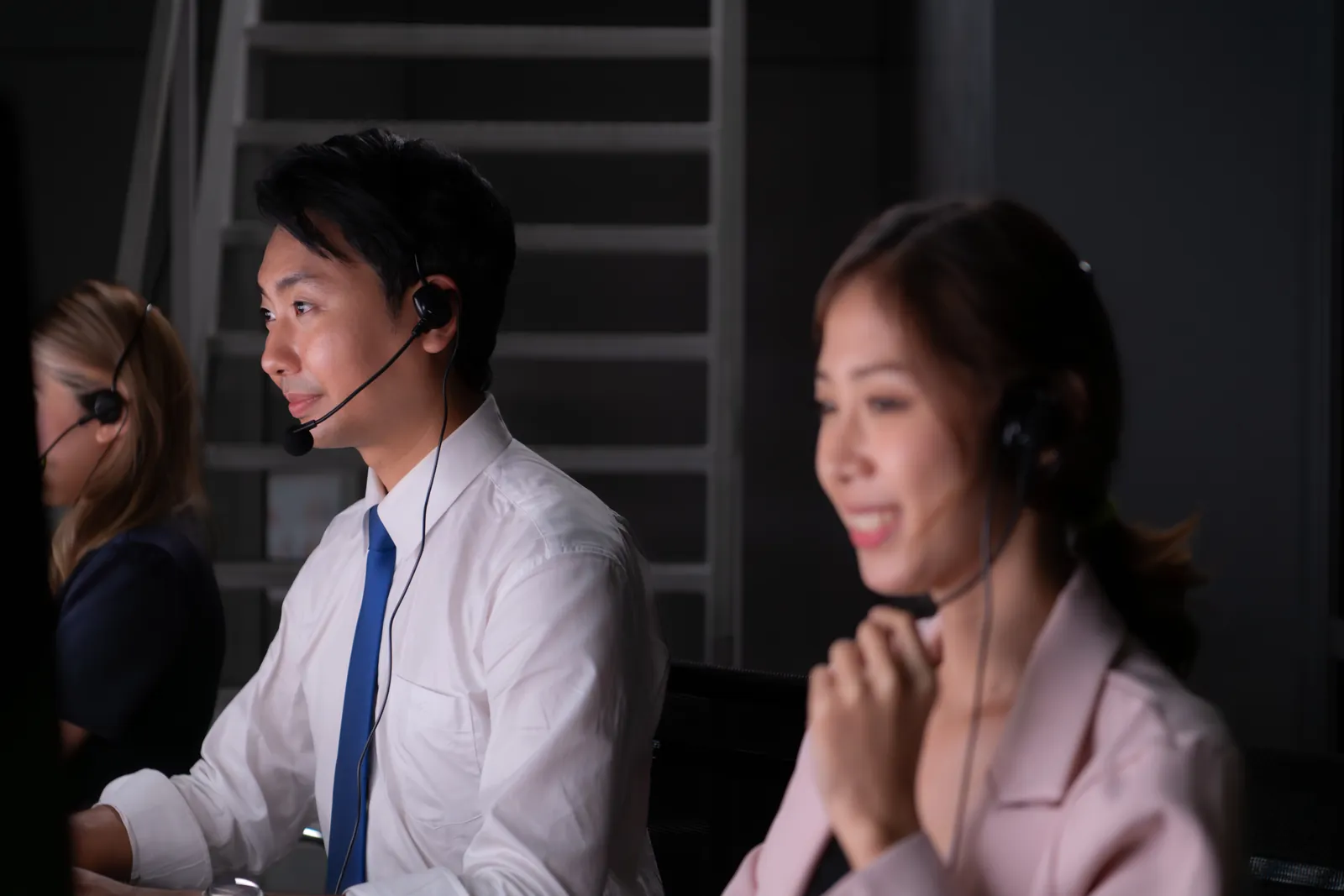 Profissionais atendendo clientes pelo telefone no escritório